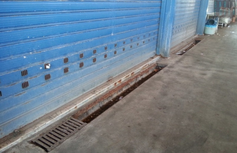 Bari, al mercato il furto delle caditoie di ghisa: �Costretti a smontarle ogni giorno�